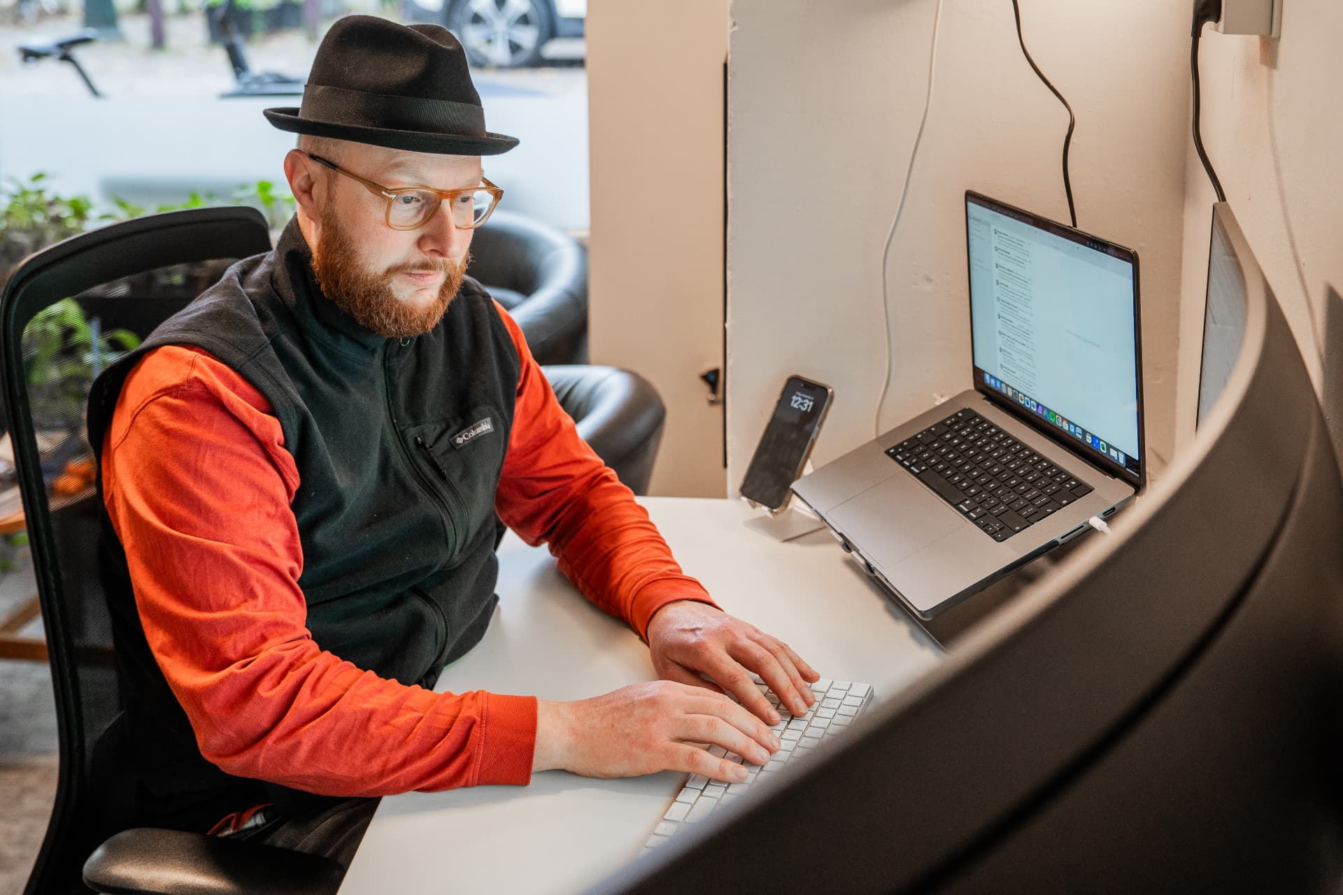 Brent Renniers aan het werk bij Red Flame Marketing in Leiden